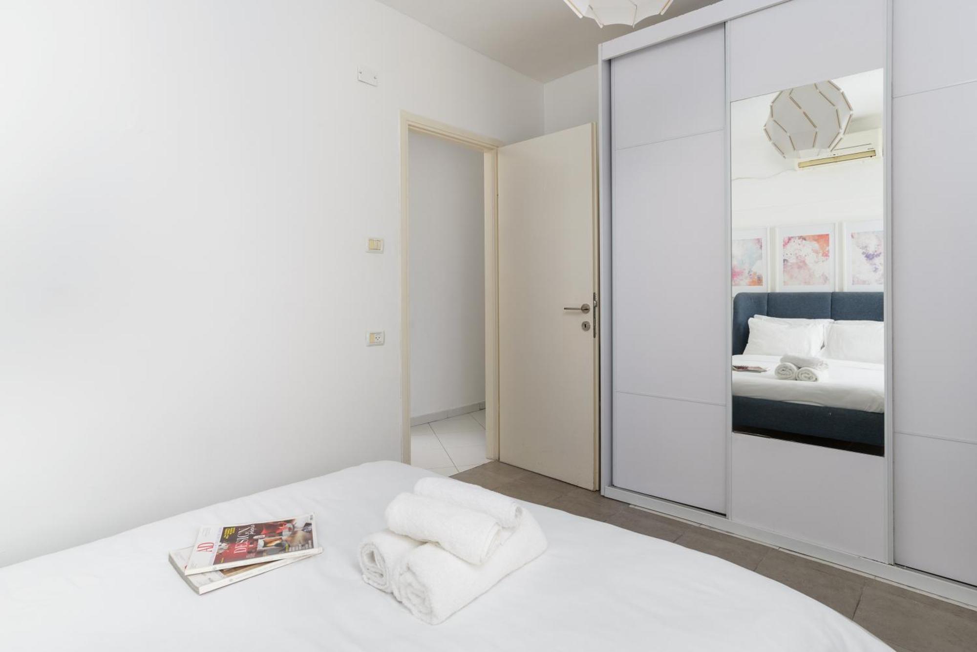Sea View 2 Bedroom Apartment With Bomb Shelter 텔아비브 외부 사진